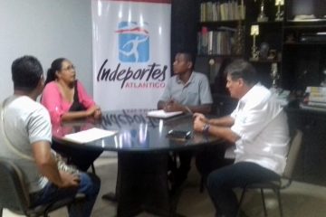 El director de Indeportes Enrique Vengoechea González , coordinando actividades con tres de los monitores del programa "Por tu salud, muévete compa".